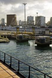 Image du Maroc Professionnelle de  Le port et la ville de Casablanca au premier plan les cales du môle Tariq et les quais pour conteneurs gérés par les services de l'ODEP, au fond les buildings du centre ville de Casablanca. 31 Décembre 2003. ((Photo / Abdeljalil Bounhar)